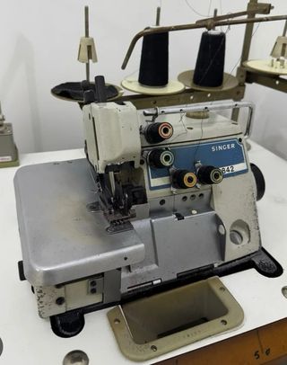 Remalladora Singer 842 profesional