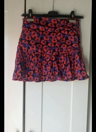 Falda floral roja y morada