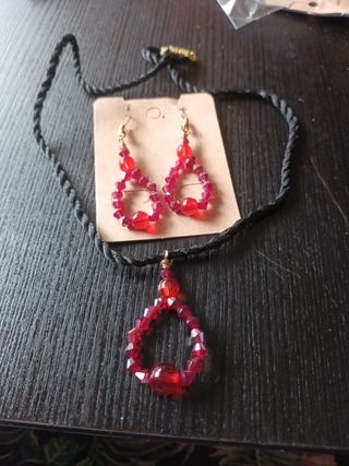 Collar y pendientes rojos