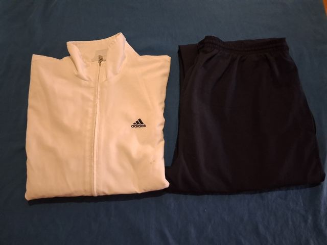 Chándal Adidas retro blanco y azul marino.