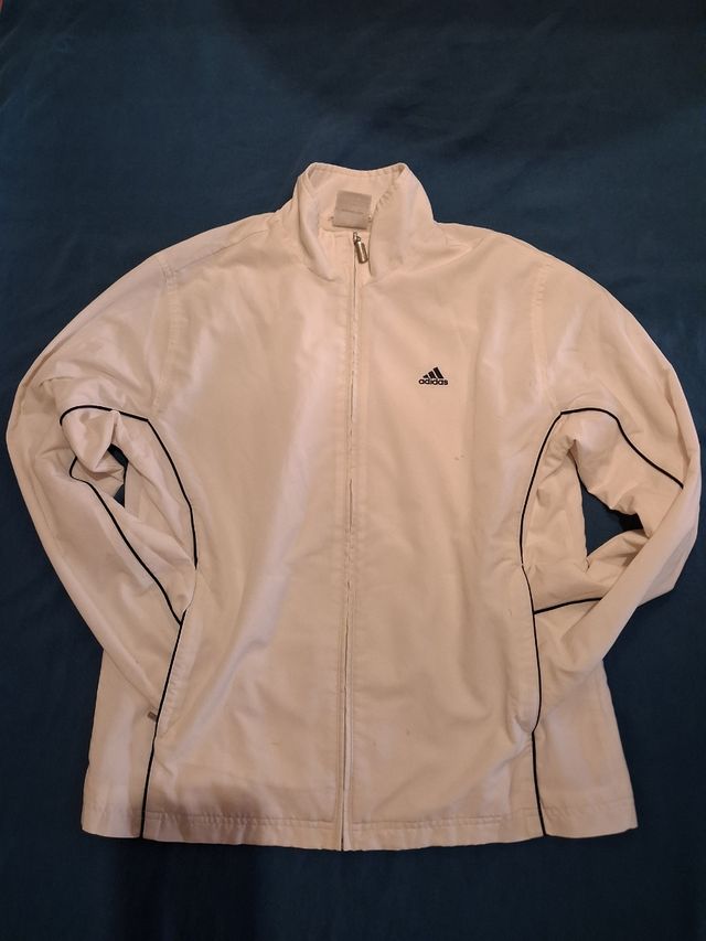 Chándal Adidas retro blanco y azul marino.