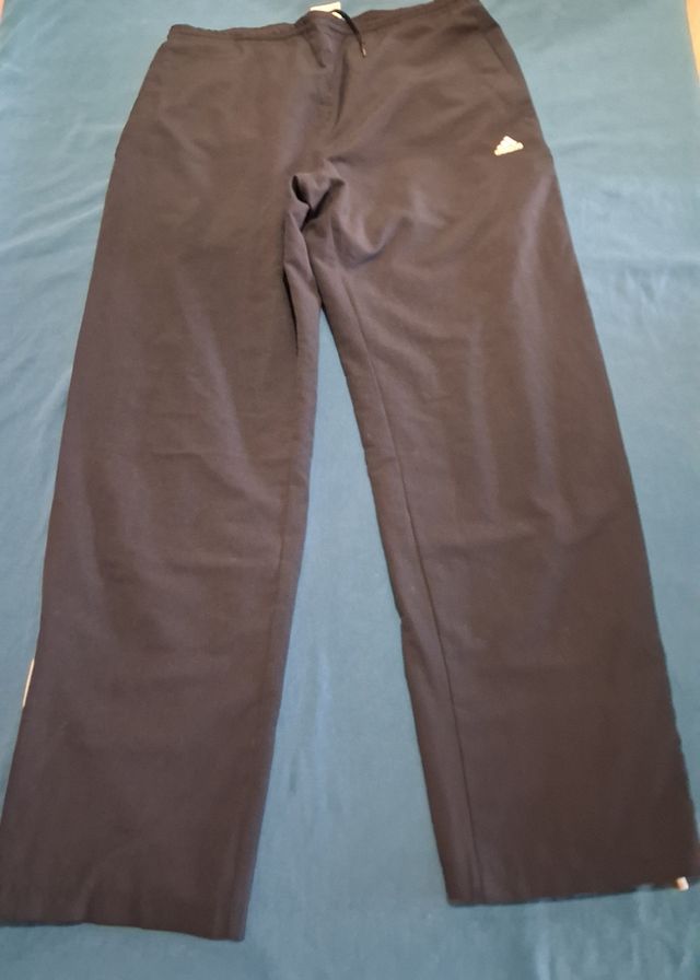 Chándal Adidas retro blanco y azul marino.