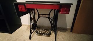 Mesa Singer vintage - roja y negra