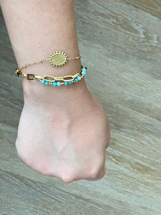 Pulsera de acero dorado con perlas naturales 