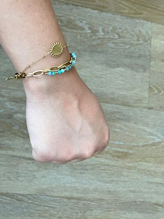 Pulsera de acero dorado con perlas naturales 
