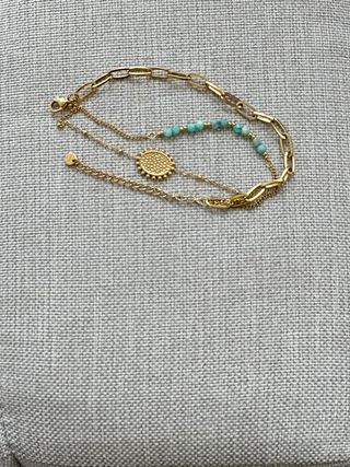 Pulsera de acero dorado con perlas naturales 