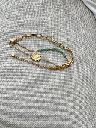 Pulsera de acero dorado con perlas naturales 