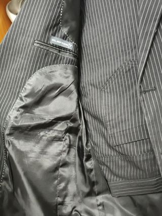 Completo uomo elegante grigio scuro