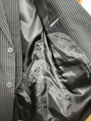 Completo uomo elegante grigio scuro