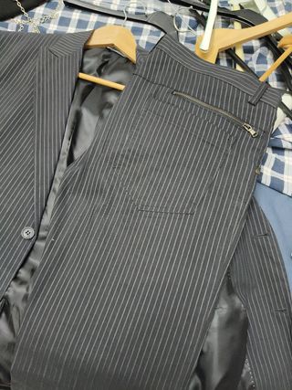 Completo uomo elegante grigio scuro