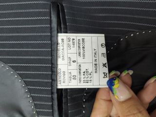 Completo uomo elegante grigio scuro