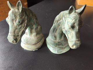 2 Sujeta libros caballos bronce