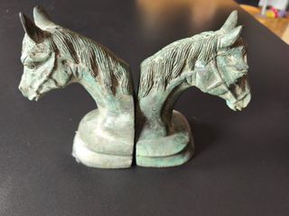 2 Sujeta libros caballos bronce
