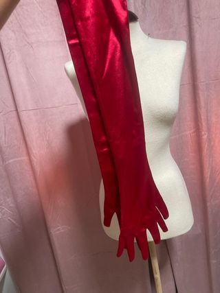 Vestido rojo elegante con guantes 