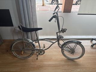 Bicicleta Low Rider cromada.
