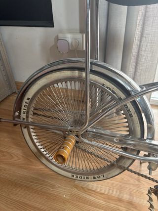 Bicicleta Low Rider cromada.
