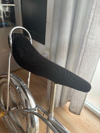 Bicicleta Low Rider cromada.
