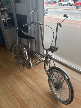 Bicicleta Low Rider cromada.
