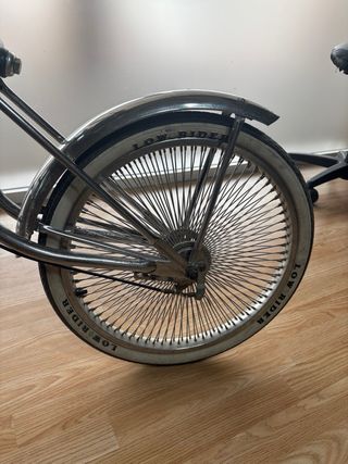 Bicicleta Low Rider cromada.
