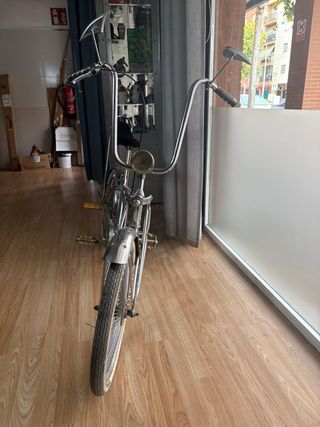Bicicleta Low Rider cromada.
