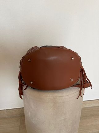 Borsa a secchiello marrone traforata - La Carrie.