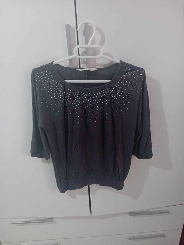 Blusa gris con pedrería