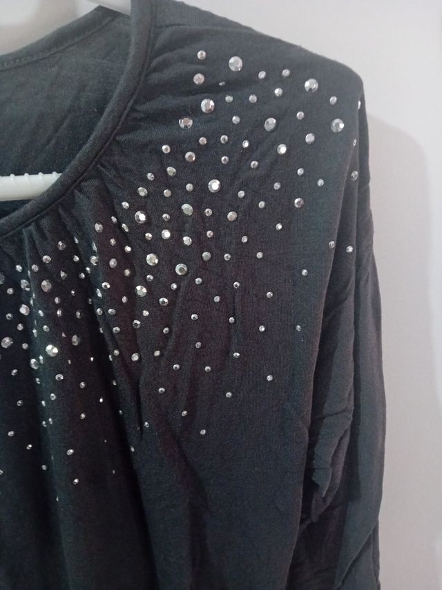 Blusa gris con pedrería