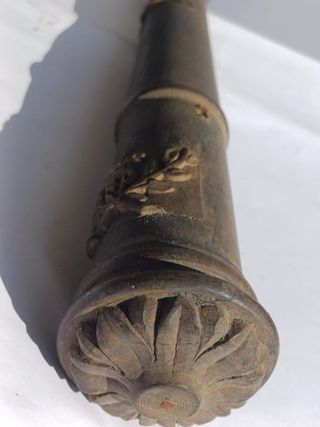 Cañón antiguo de madera tallada