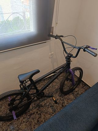 BMX COLOR NEGRO Y MORADO