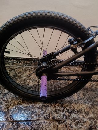 BMX COLOR NEGRO Y MORADO