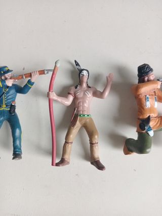 3 Figuras PVC Oeste Comansi