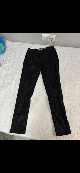 Pantalones negros estampados