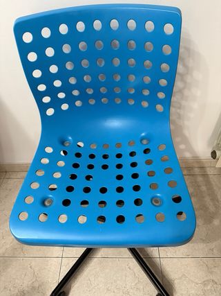 Silla giratoria Ikea azul, con pequeña raja