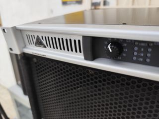 Etapa Behringer- 4 canales 4 salidas 4 reguladores