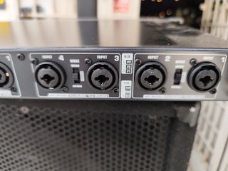 Etapa Behringer- 4 canales 4 salidas 4 reguladores