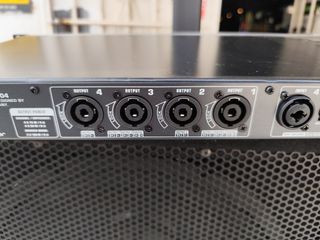 Etapa Behringer- 4 canales 4 salidas 4 reguladores