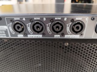 Etapa Behringer- 4 canales 4 salidas 4 reguladores