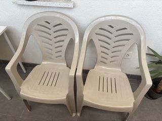2 Sillas plástico beige jardín