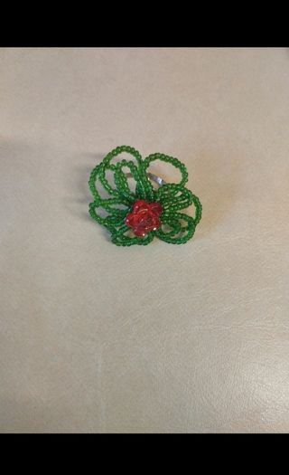 Anillo con flor de cuentas - Oferta