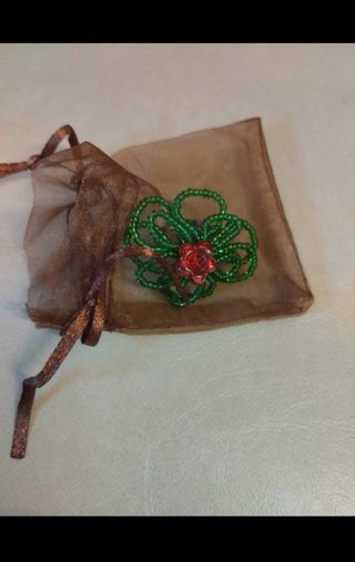 Anillo con flor de cuentas - Oferta