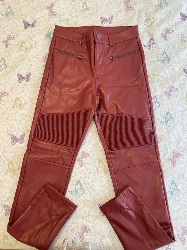 Pantalones polipiel Calzedonia color burdeos