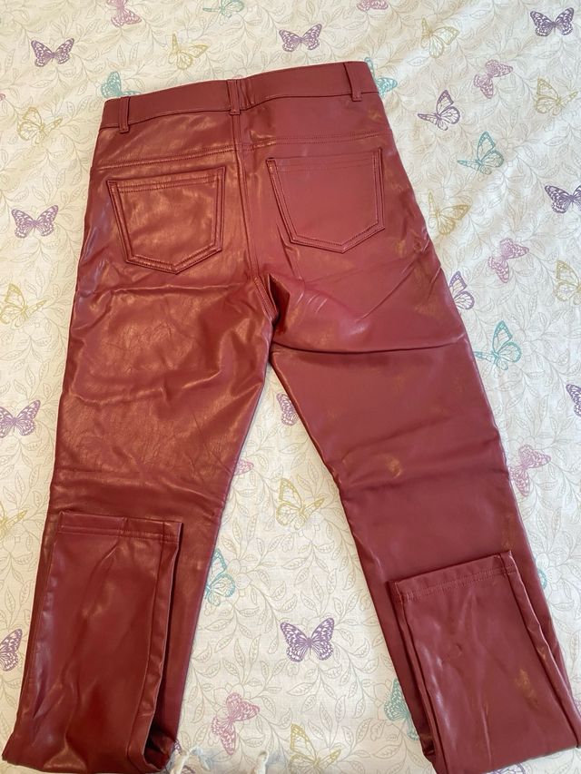 Pantalones polipiel Calzedonia color burdeos