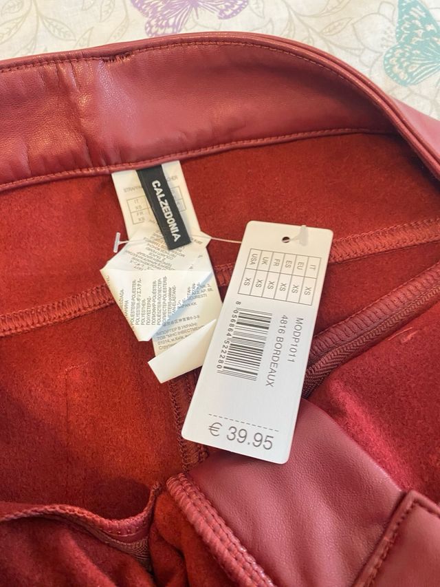 Pantalones polipiel Calzedonia color burdeos