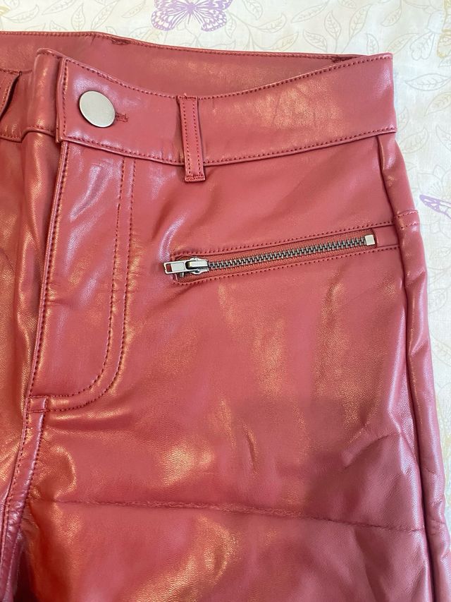 Pantalones polipiel Calzedonia color burdeos