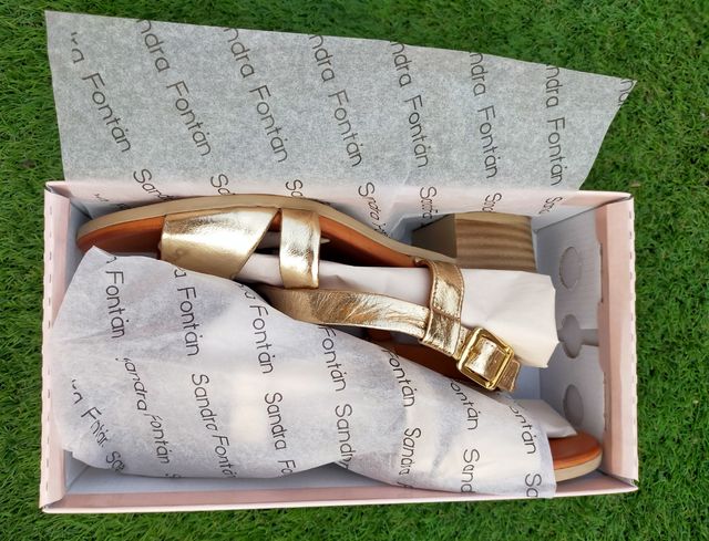 Sandalias doradas tacón mujer