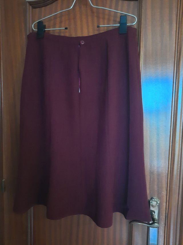 Falda midi burdeos