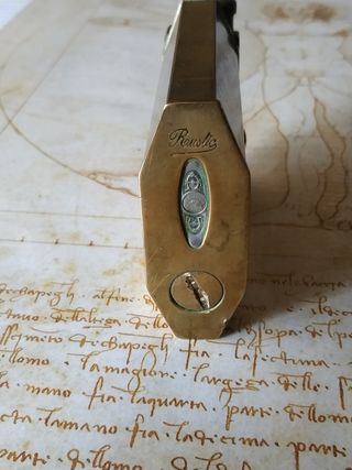 Encendedor, mechero antiguo.