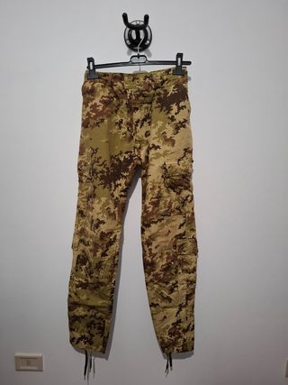 Pantaloni mimetici esercito