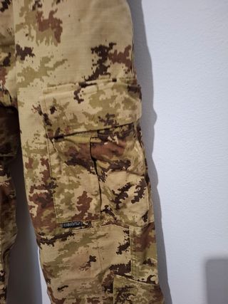 Pantaloni mimetici esercito