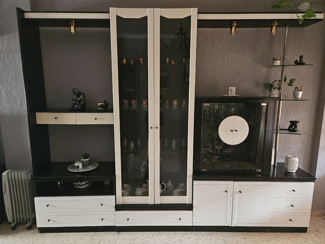 Mueble salón-comedor blanco y negro